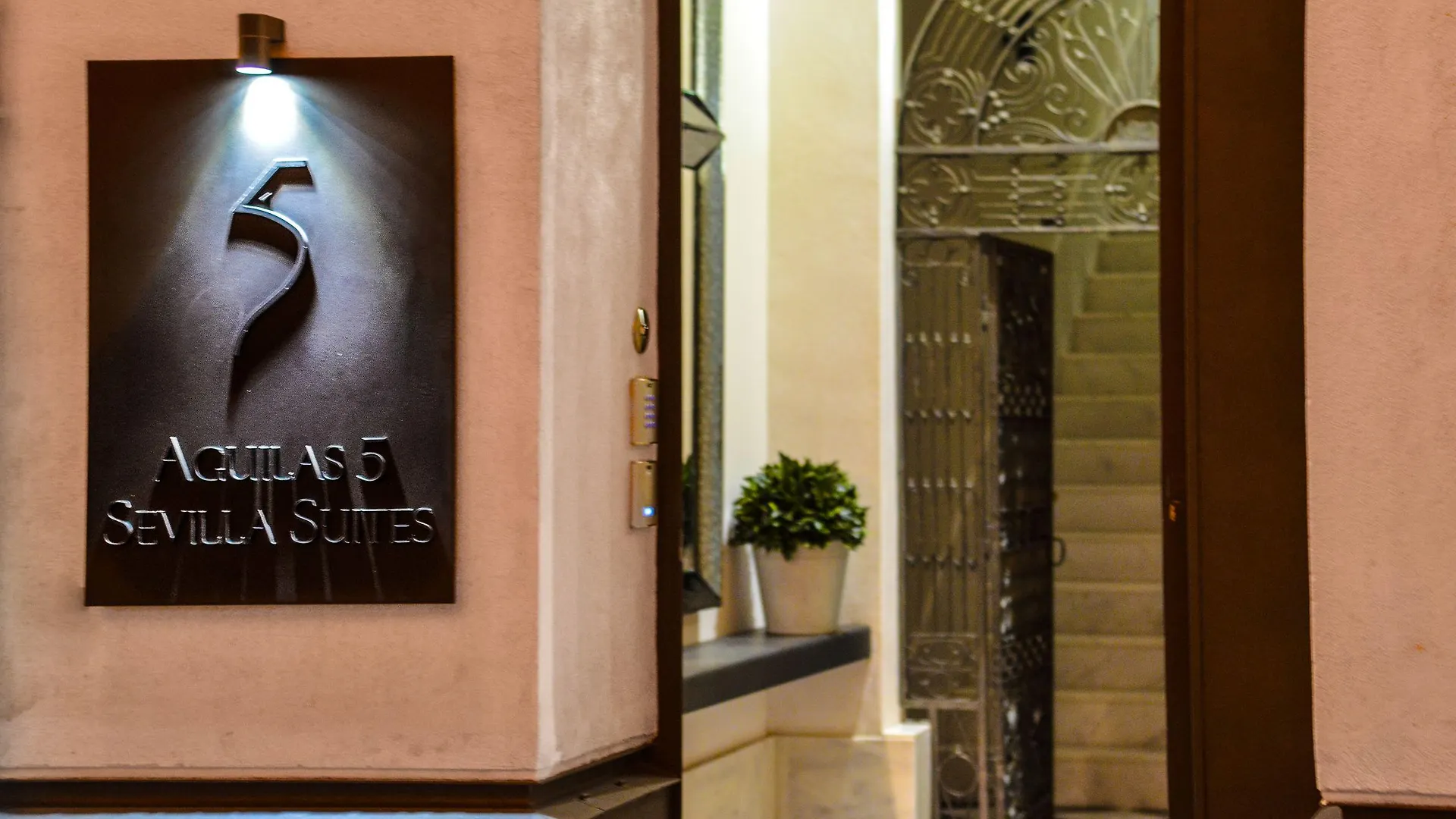 Aguilas5 Sevillasuites Seville